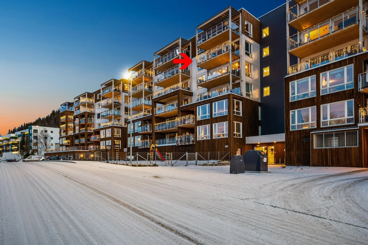Leiligheten ligger i 5. etasje, der det både er heis og parkeringsplass i garasjeanlegg