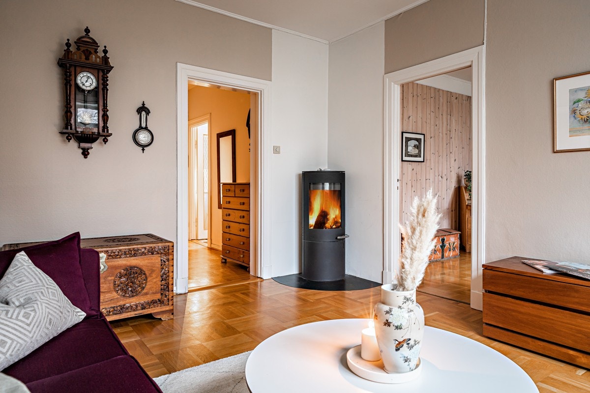 Pen vedovn i midten av stuene som gir ekstra varme på kaldere dager Galleribilde