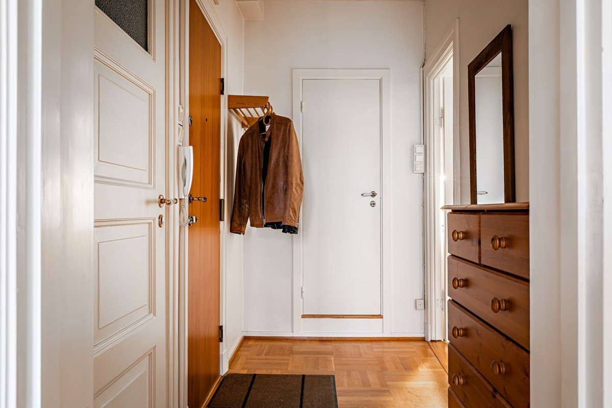 Hyggelig gang med god plass til å henge opp yttertøy. Galleribilde