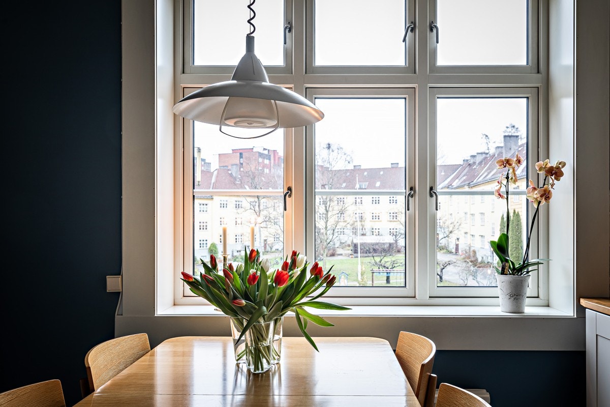 Fra kjøkkenvinduet er det utsyn til borettslagets rolige og flotte gårdsrom Galleribilde