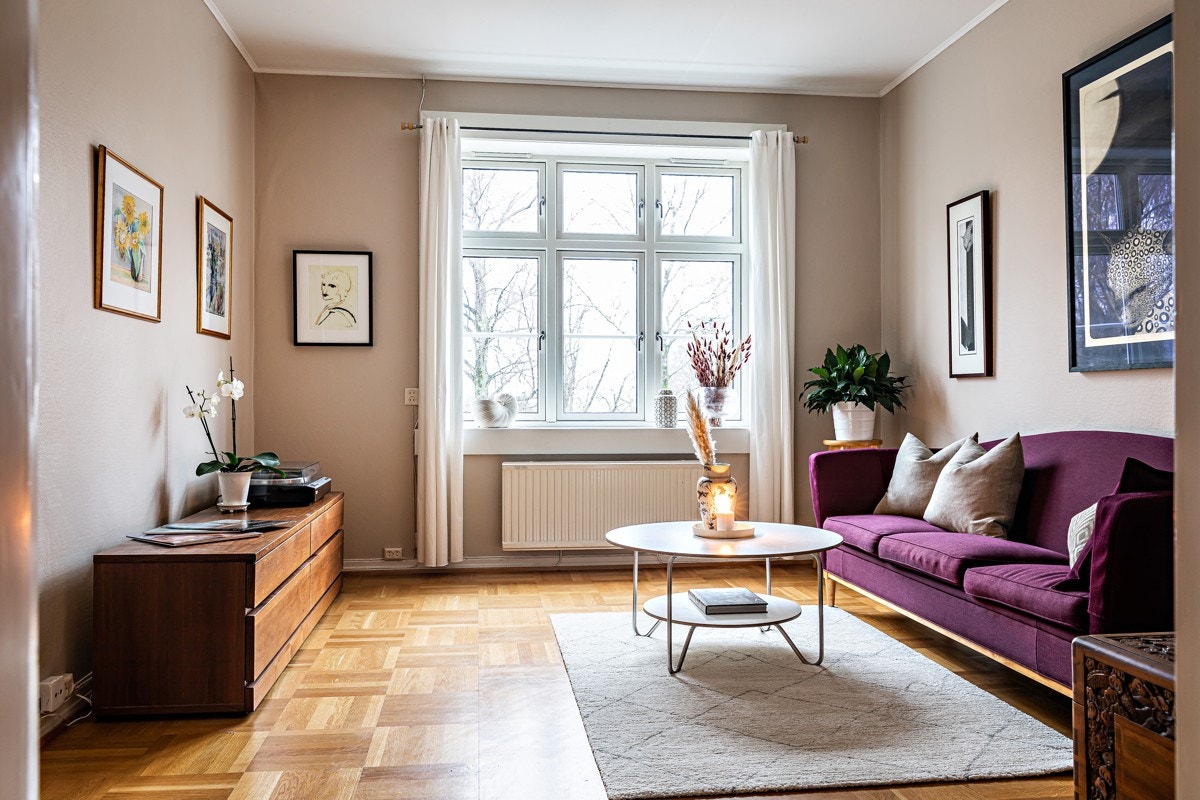 Lys og romslig stue med store vindusflater samt god høyde under taket (2,80 m) Galleribilde