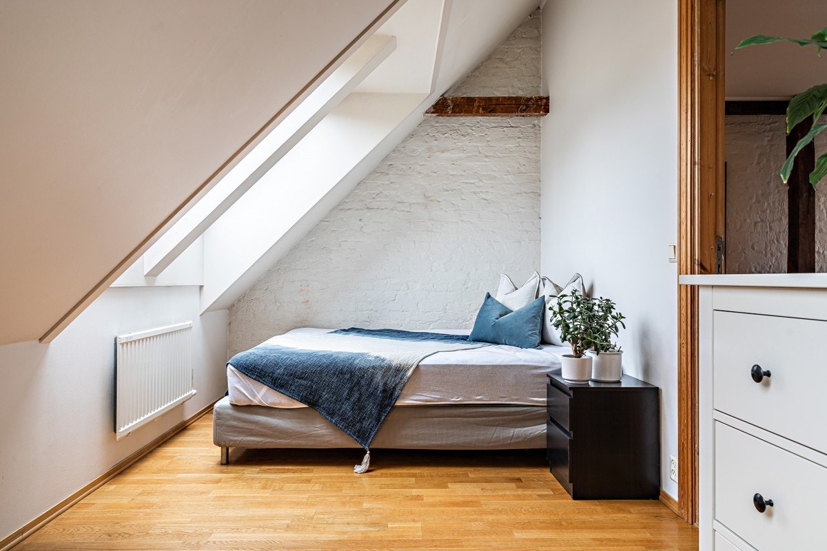 Koselig og romslig soverom med god plass til seng, garderobeskap og skrivebord. Galleribilde