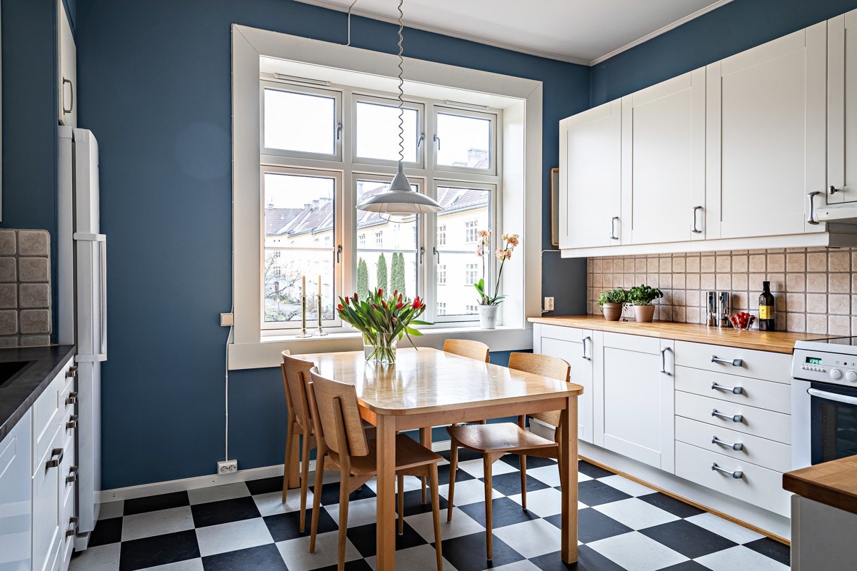 Separat og hyggelig kjøkken med god plass til spisebord Galleribilde