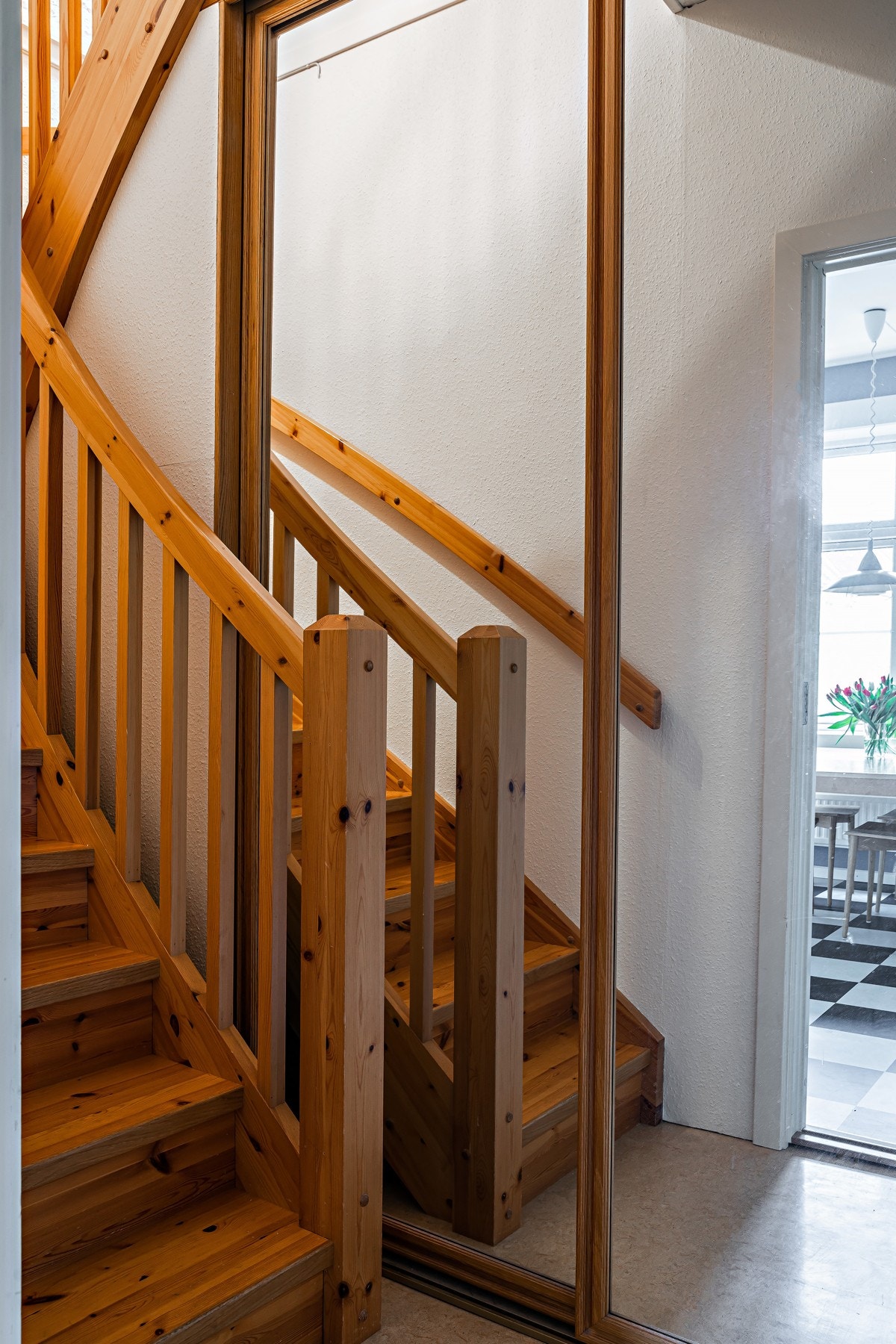 Trappeoppgang til loftsetasje som byr på tv-stue og to soverom. Galleribilde