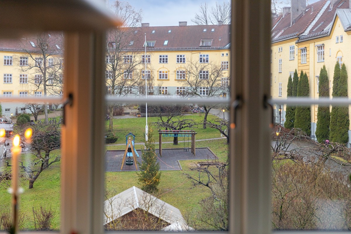 Borettslaget har et pent opparbeidet gårdsrom med plener, beplantninger, asfalterte gangveier og sittegrupper til fri bruk for beboerne. Galleribilde