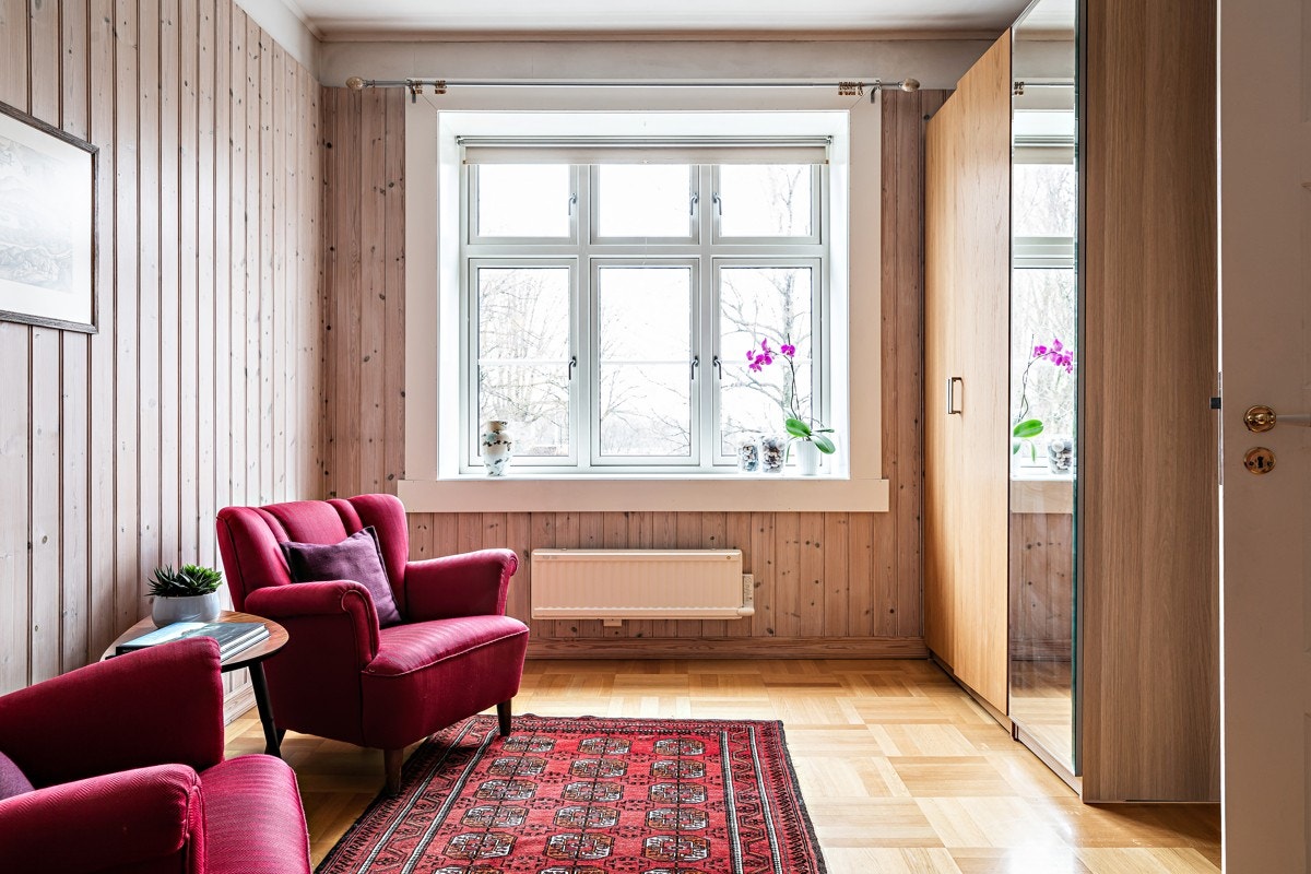 Boligen preges av store og vakre vindusflater, kombinert med åpen og luftig planløsning. Galleribilde