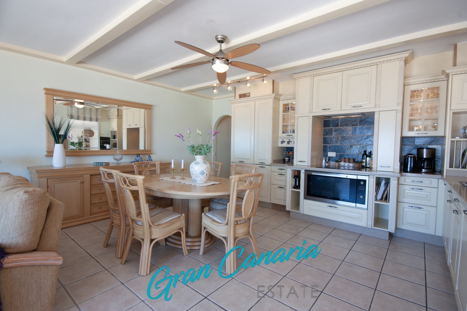 Åpen kjøkkenløsning med spisebord Galleribilde