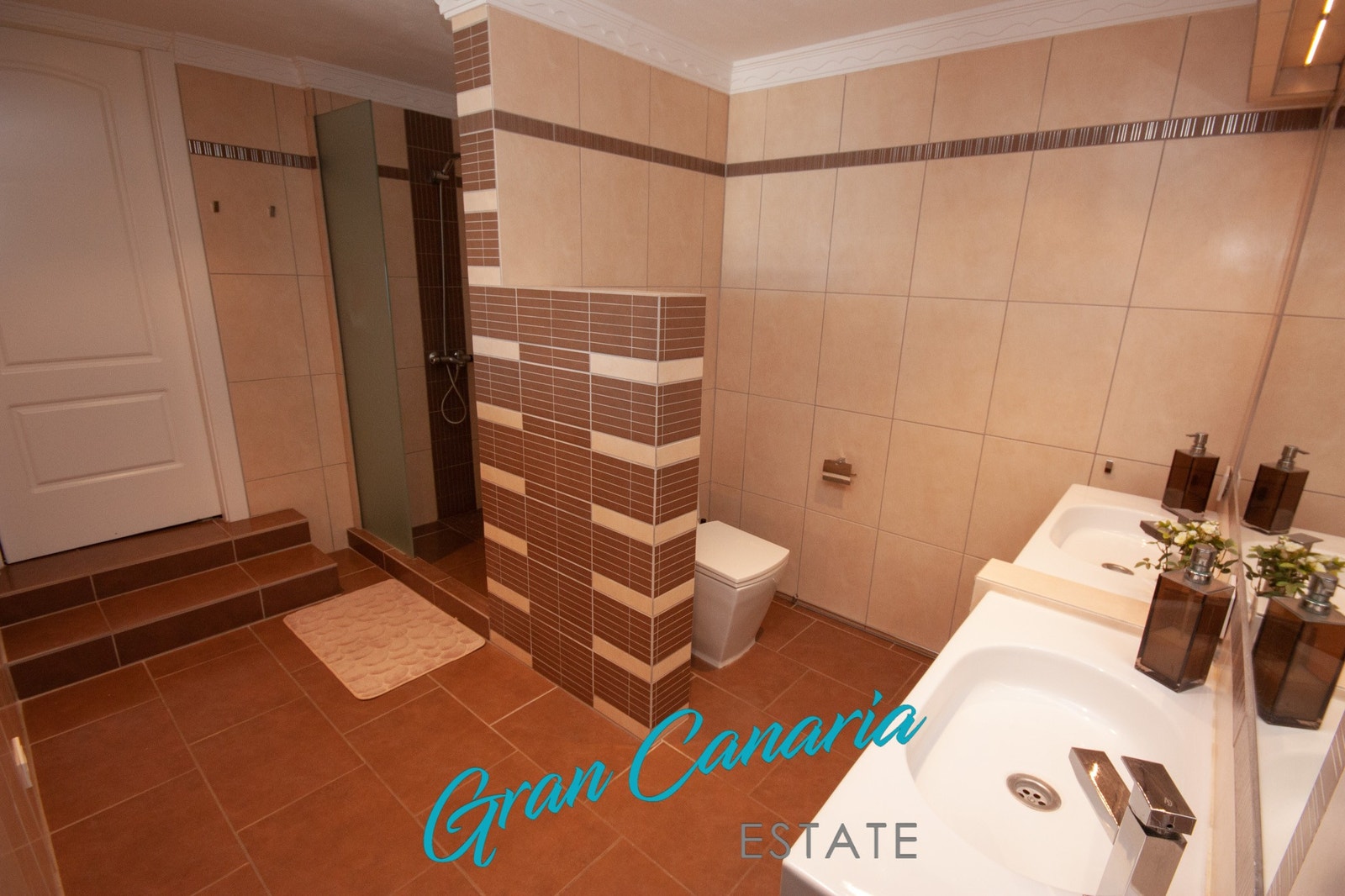 Bad 1, med inngang til soverom 2 Galleribilde