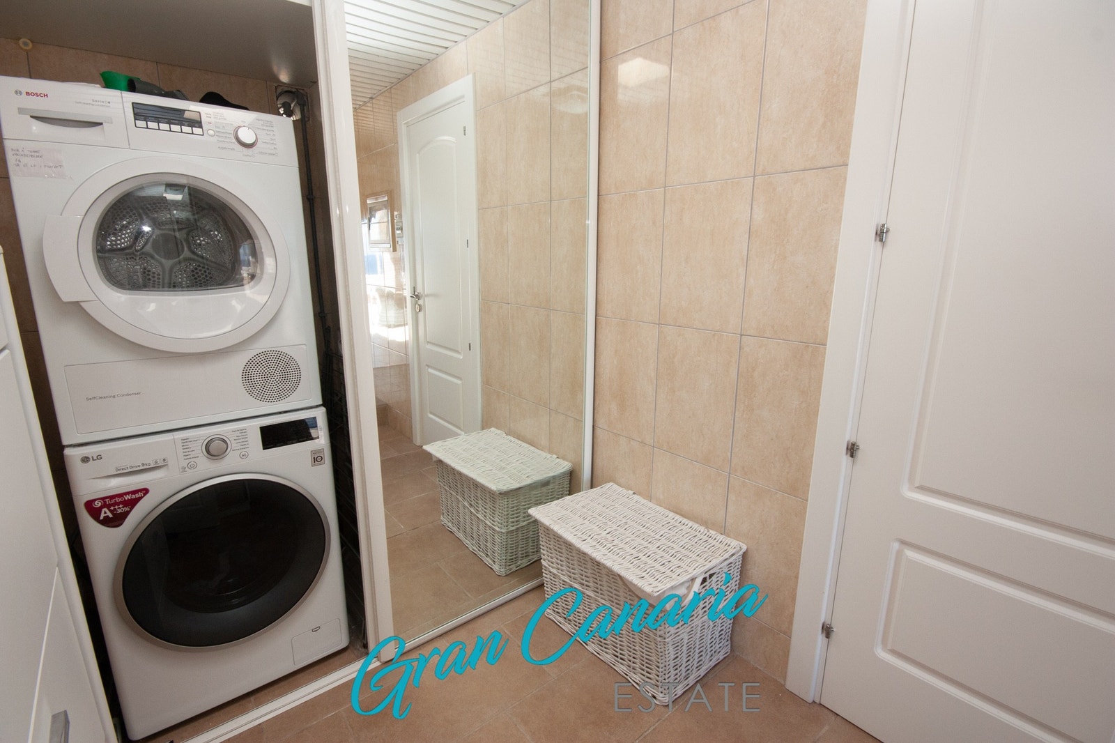 Eget, romslig vaskerom med god skapplass Galleribilde