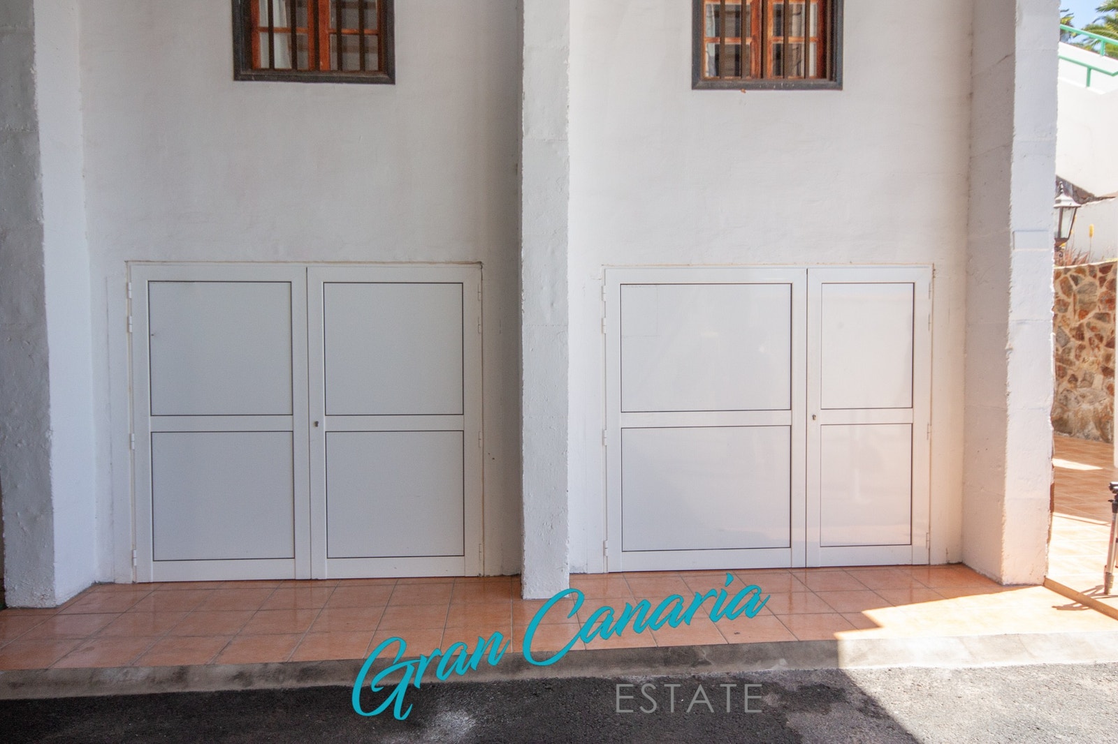 To garasjer medfølger - benyttes i dag som oppbevaringsplass Galleribilde