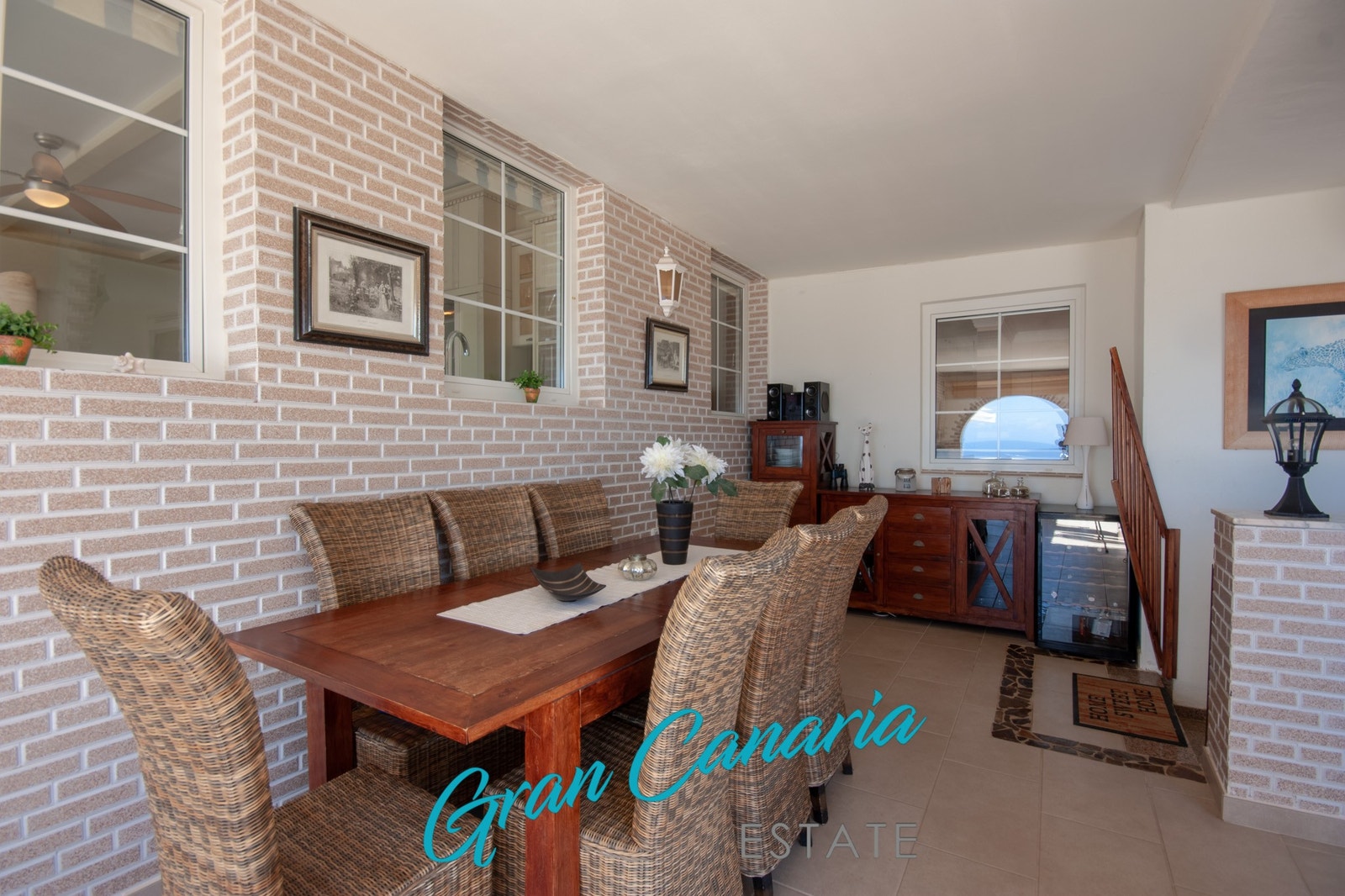 Sittegruppe under tak, oppgang fra inngangsparti på høyre side Galleribilde