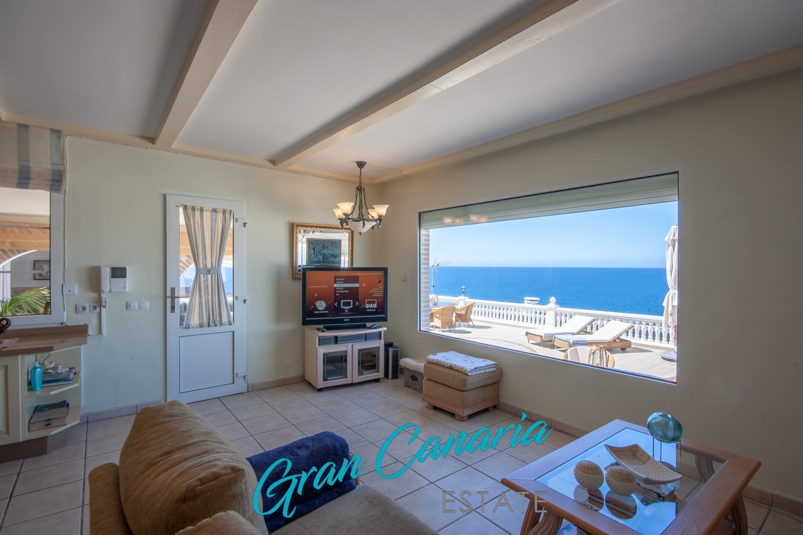 Stue med TV og norske/skandinaviske kanaler Galleribilde