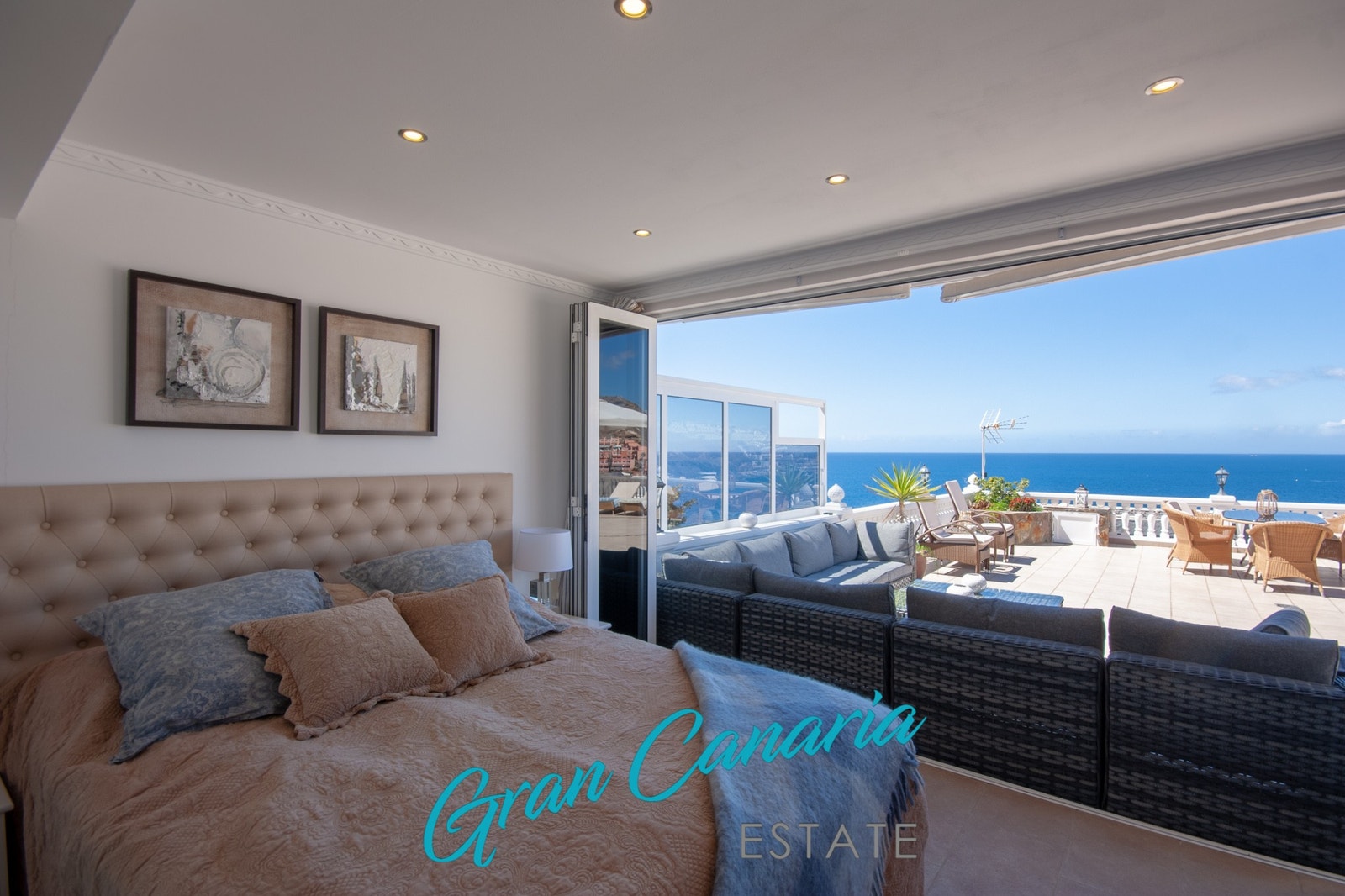 Dørene kan åpnes helt opp for enda større romfølelse og mer luft Galleribilde