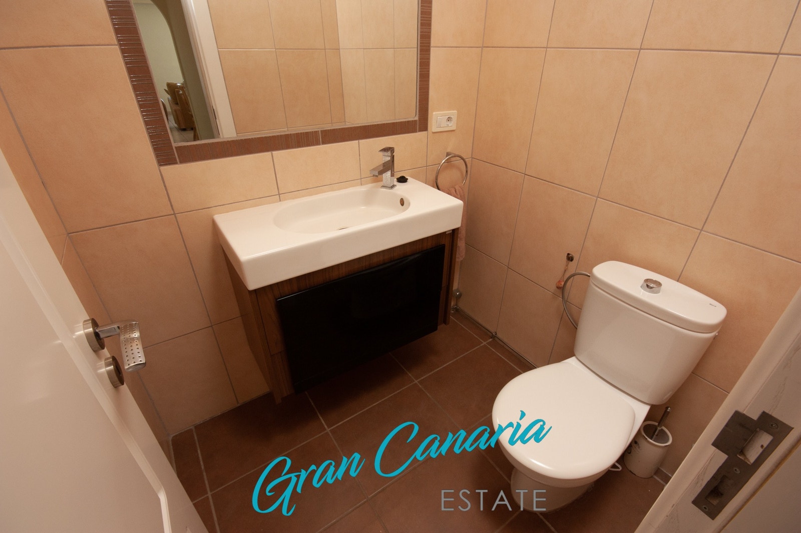 Gjestetoalett, i gangen mellom kjøkken og soverom 2 Galleribilde