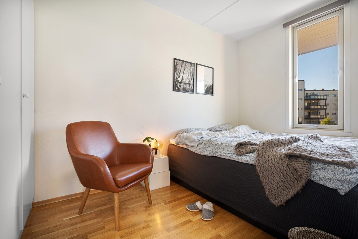 Hovedsoverommet har plass til seng av ønsket størrelse og stor garderobeløsning