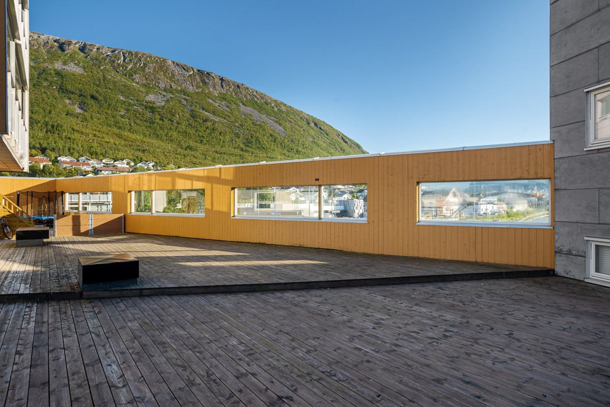Fra felles terrasse har du utsikt mot nærmiljø