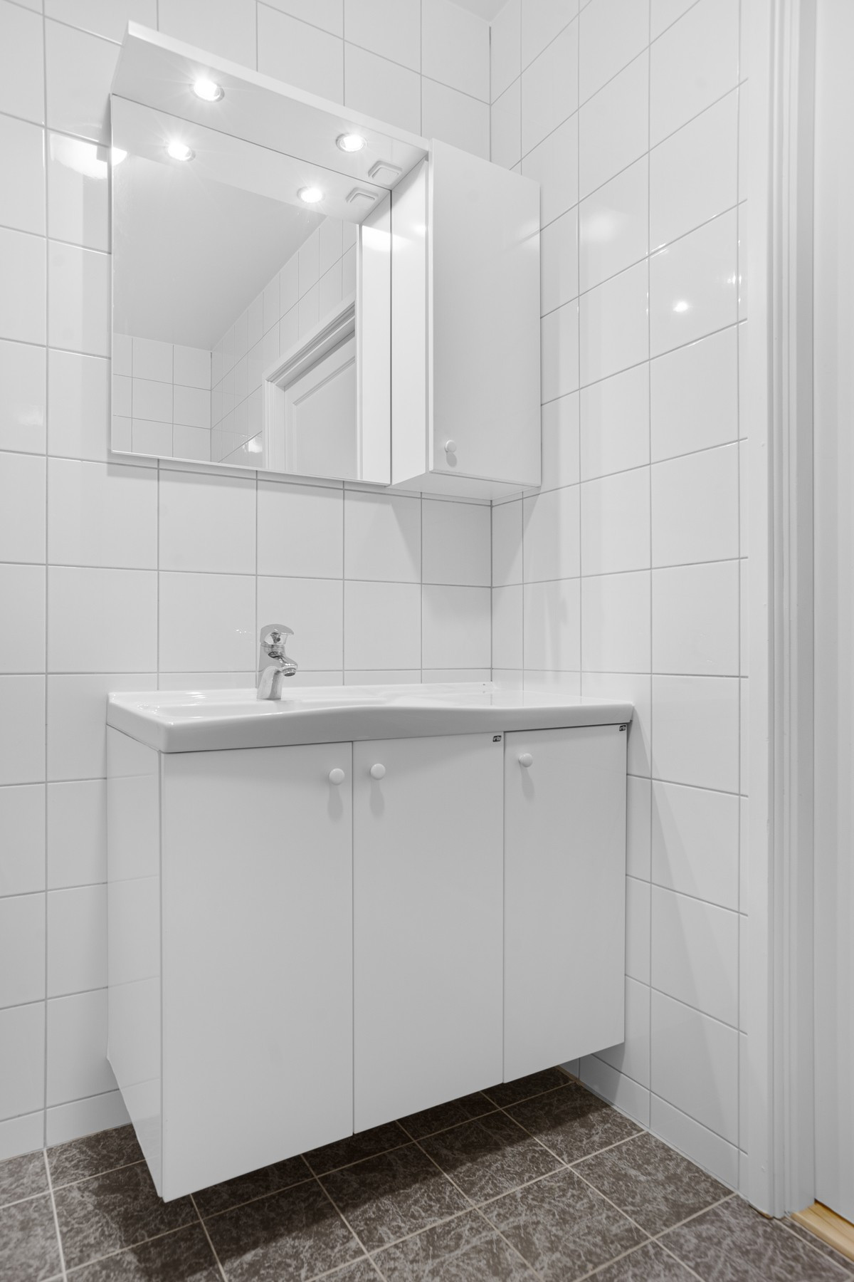 Badet er komplett flislagt med gulvvarme