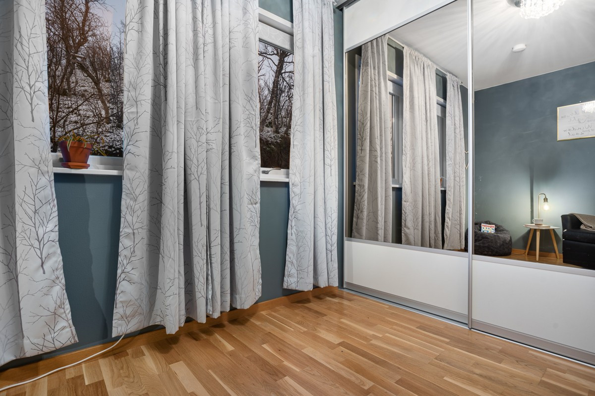 Det ene soverommet har en praktisk skyvedørsgarderobe og er av behagelig størrelse - her er det plass til 180-seng