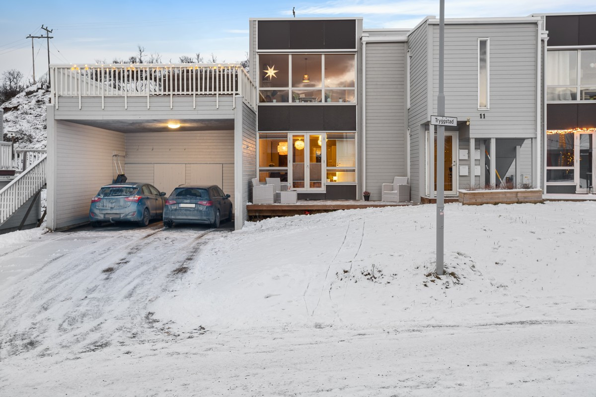 Parkering i carport - Innenfor carporten er de tilgang til en sportsbod på 5 kvm.