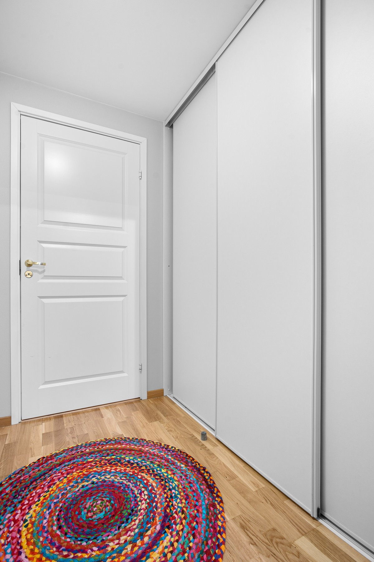 Eget garderoberom med praktisk skyvedørsgarderobe