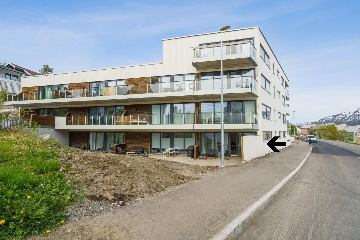 Leiligheten ligger sentralt til med gangavstand til Tromsø sentrum.