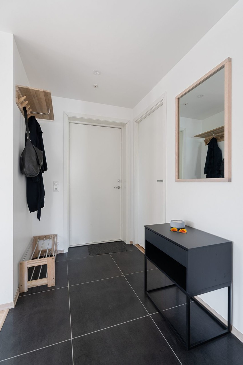 Velkommen inn - Entré med gulvvarme og plass for skostativ og oppheng til yttertøy.