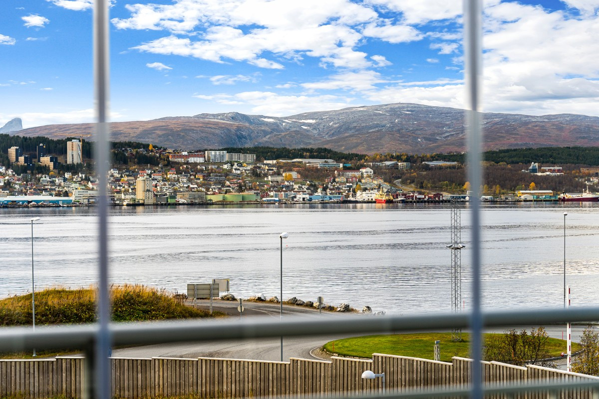 Fra balkong/vinterhage er det fantastisk utsikt mot Tromsøysundet og Tromsøya