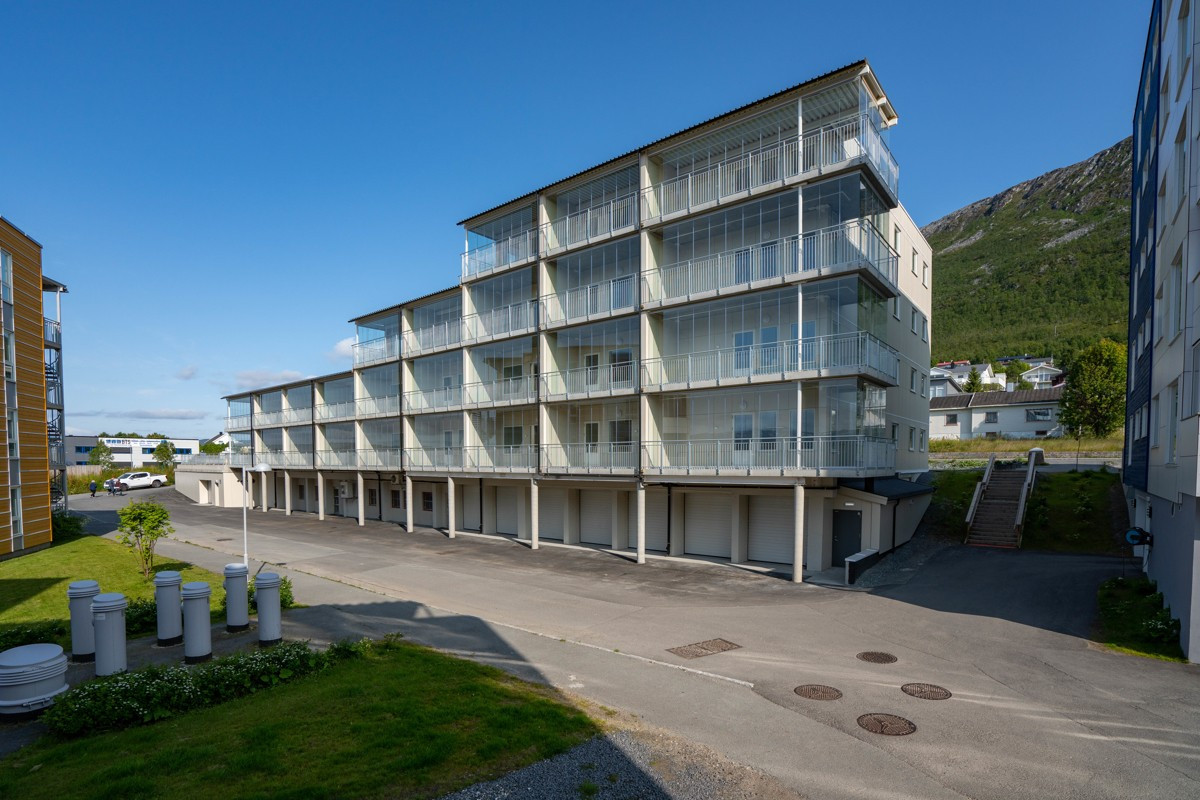 Fasade sett fra forsiden, med asfaltert vei