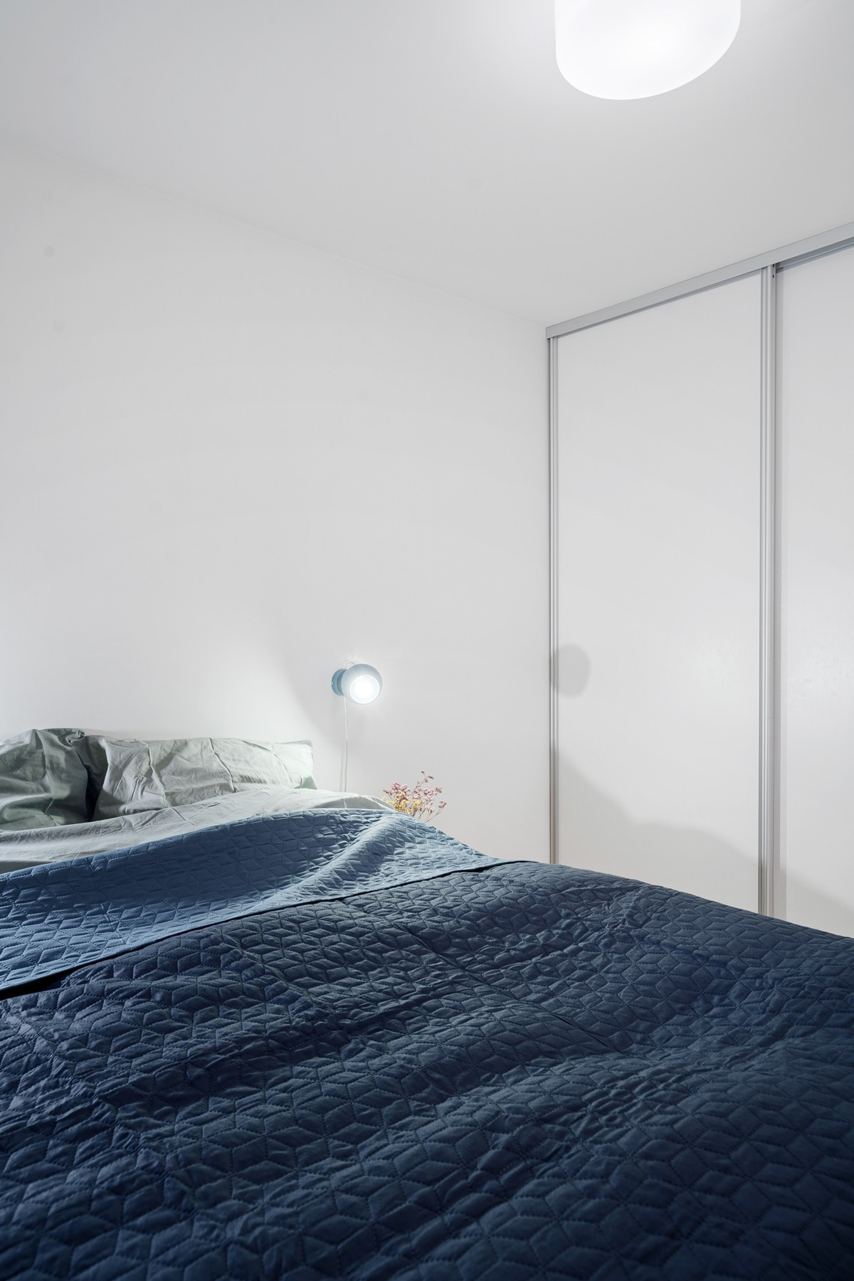 Stor og praktisk skyvedørsgarderobe med svært god oppbevaringsplass.