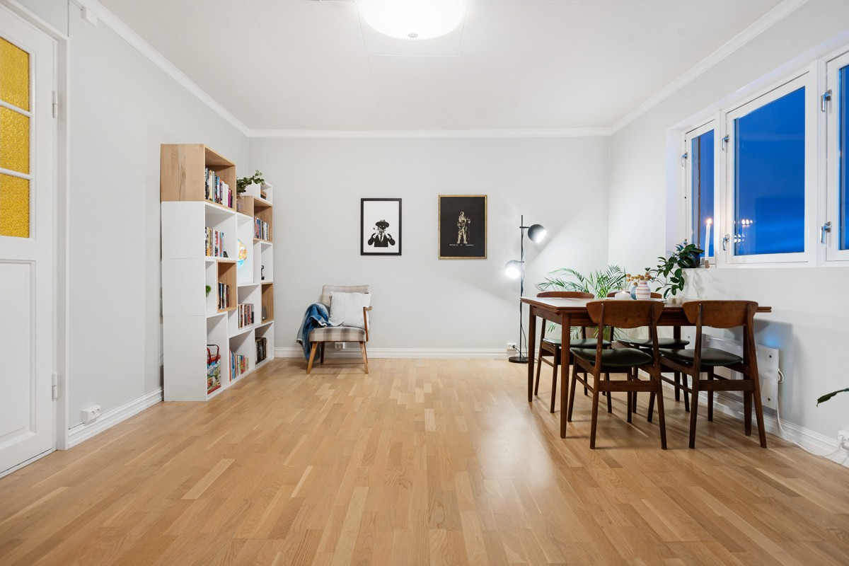 Stor og åpen stue med naturlige soner for innredning av sofagruppe, spisebord, samt øvrig møblement.