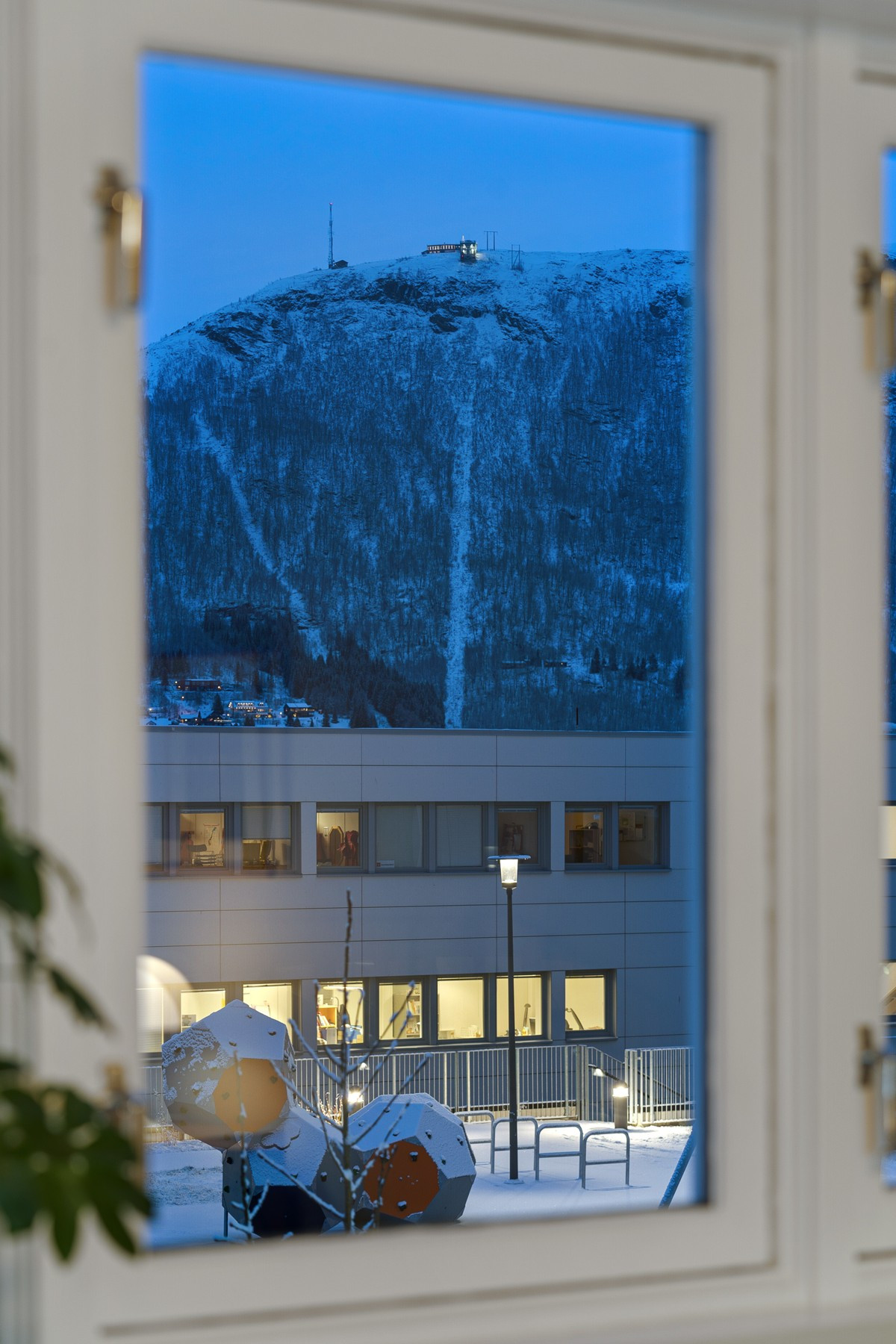 Fra stuevinduet er det fin utsikt over mot Fjellheisen.