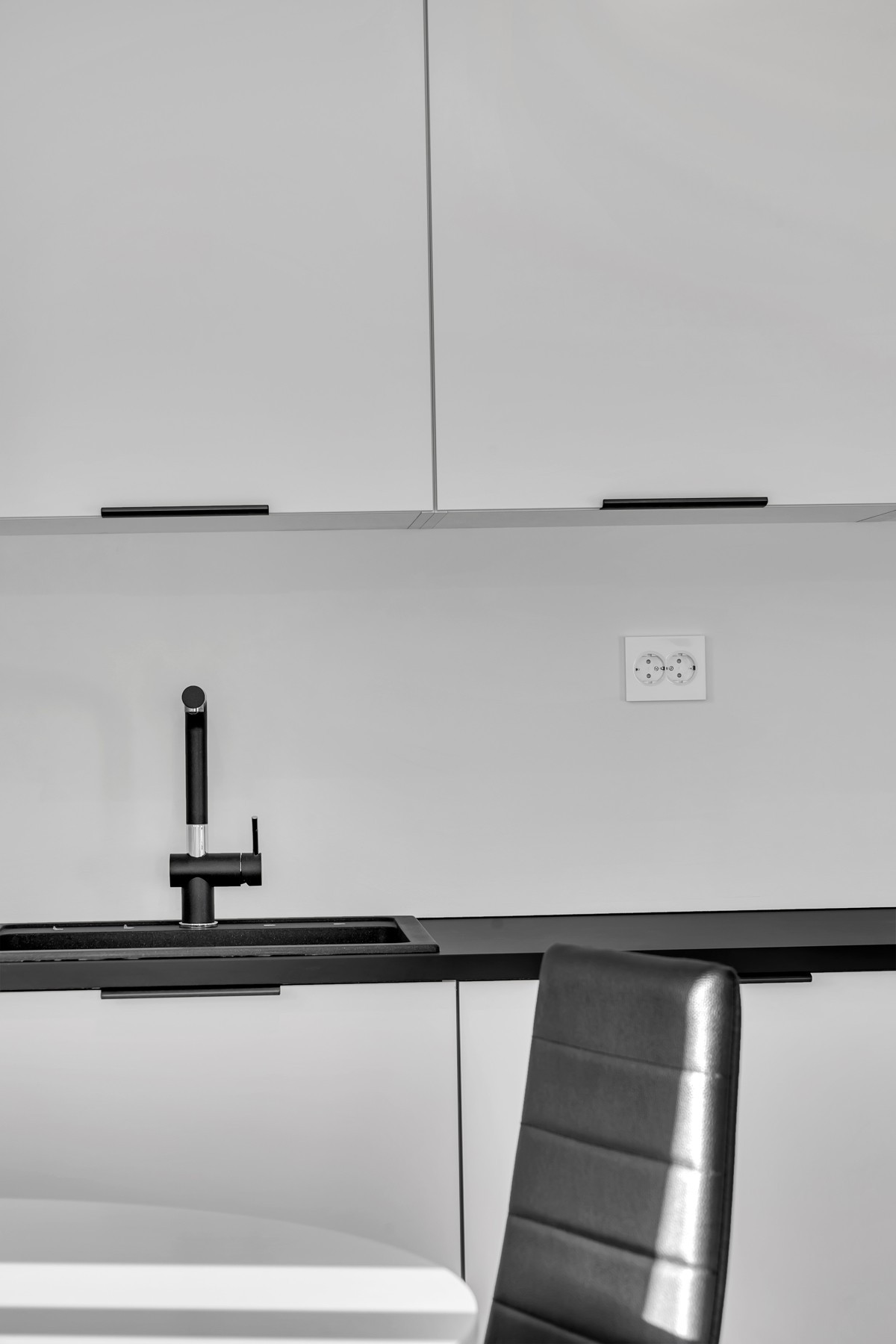 Glatte fronter og moderne detaljer på blandebatteri og vask.