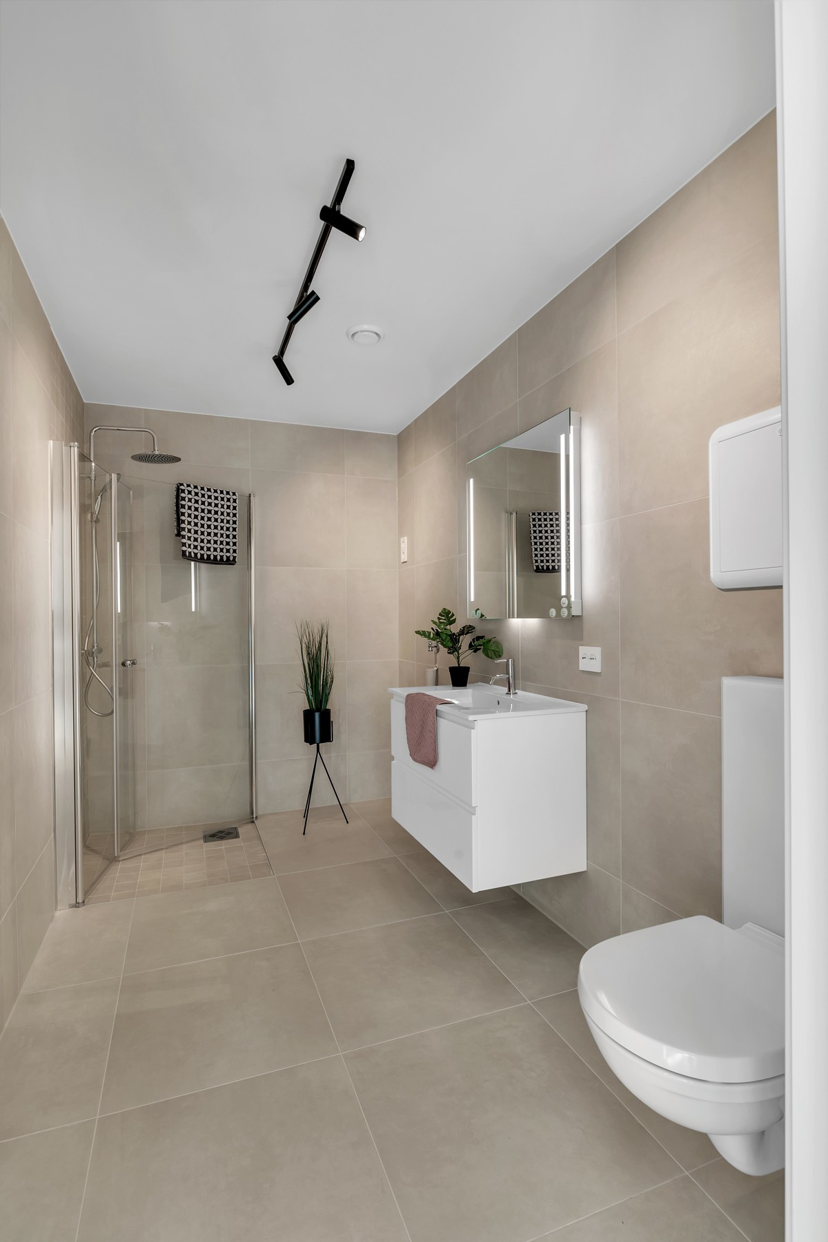 Sjeldent flott bad med store fliser, rainshower og moderne baderomsinnredning.