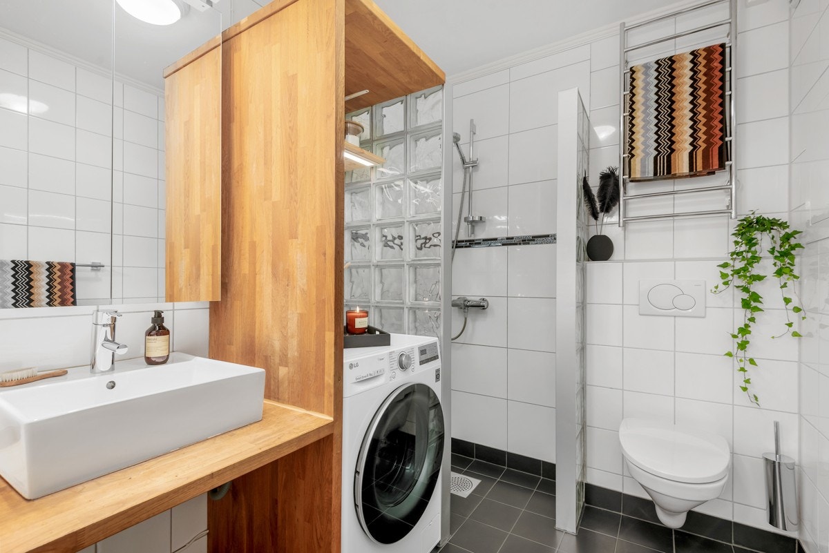 Det helflisede badet er utstyrt med varme i gulvet, og rommet ble sist oppgradert i 2012. Galleribilde