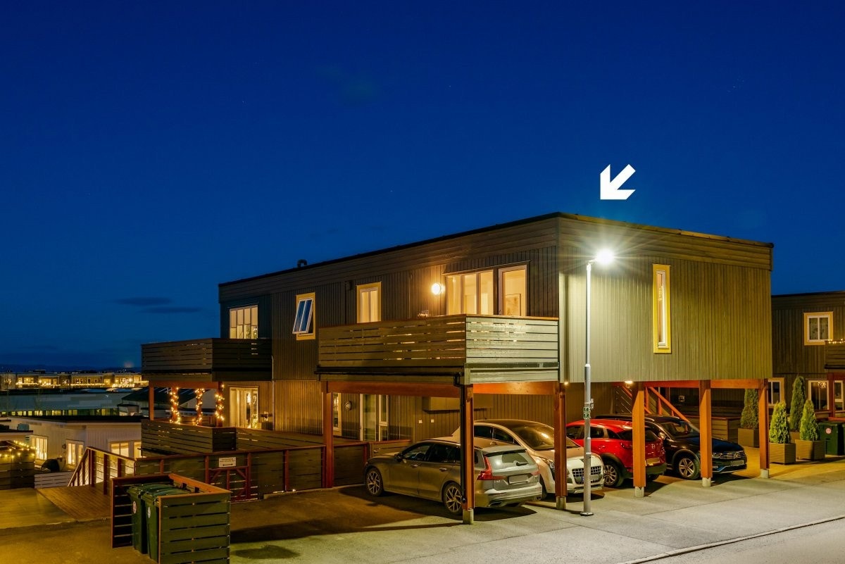 Med leiligheten følger det en egen plass i felles carport. Galleribilde