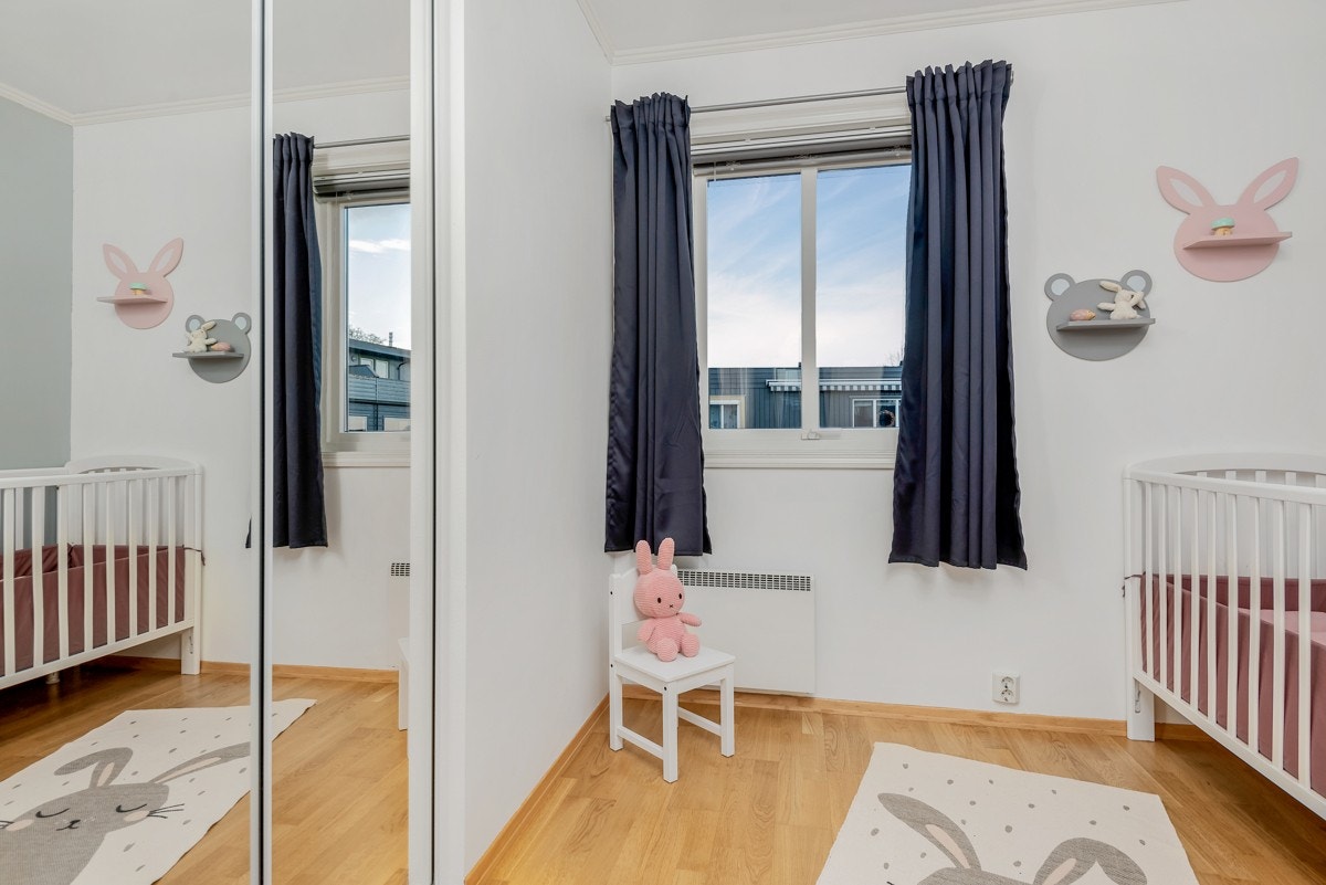 Leiligheten har skyvedørsgarderober i soverommene, gangen og i entreen. Galleribilde