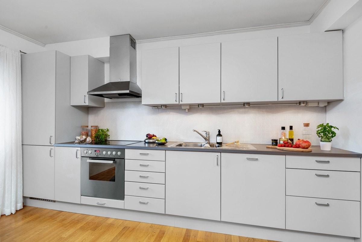 Kjøkkenet har et tidsmessig design med god benkeflate og rikelig med oppbevaringsplass. Galleribilde