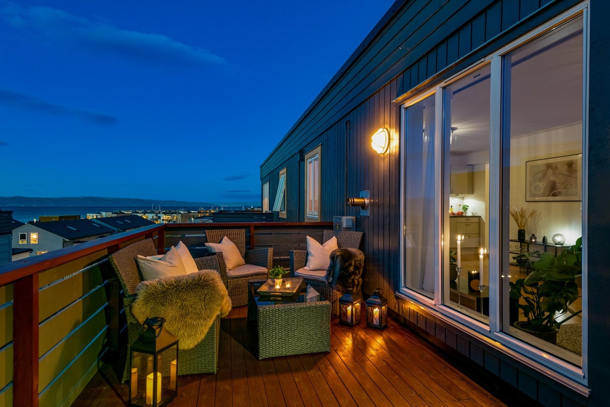 Verandaen har dekke og rekkverk i tre, og er utstyrt med utebelysning og gassuttak til grill. Galleribilde