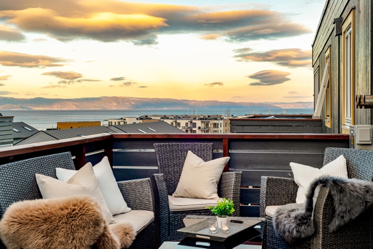 Verandaen ved stuen har ypperlige solforhold fra formiddag til kveld. Galleribilde