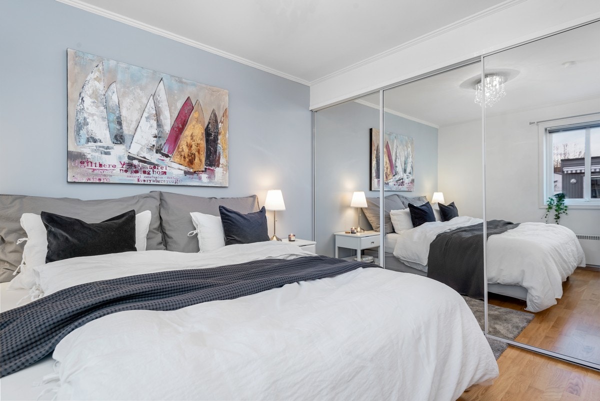 Begge soverommene i leiligheten har plassbygde skyvedørsgarderober. Galleribilde