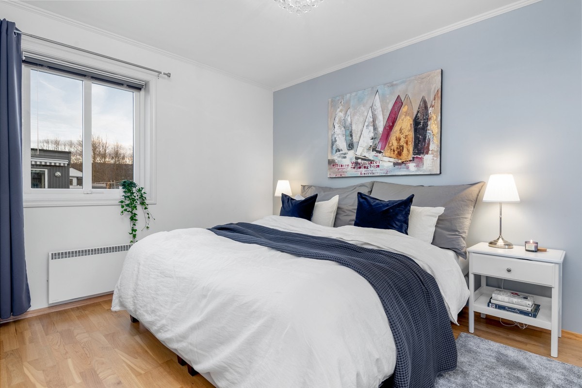 Hovedsoverommet er på ca. 11 kvm, og er malt i duse, delikate fargetoner. Galleribilde