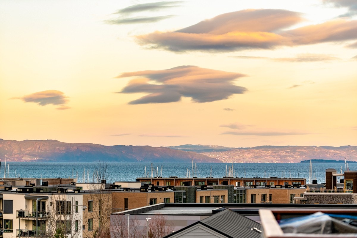 Fra verandaen er det utsikt mot Trondheimsfjorden, Frosta og Tautra. Galleribilde