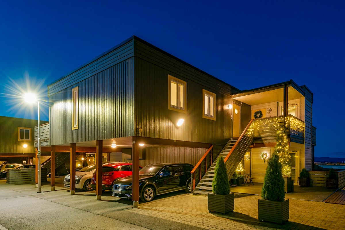 Leiligheten ligger i andre etasje, og har adkomst via utvendig trapp eller heis. Galleribilde