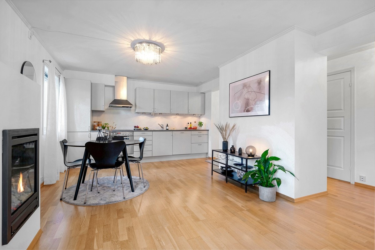 I allrommet er det en moderne gasspeis som varmer godt og gir en hyggelig stemning. Galleribilde