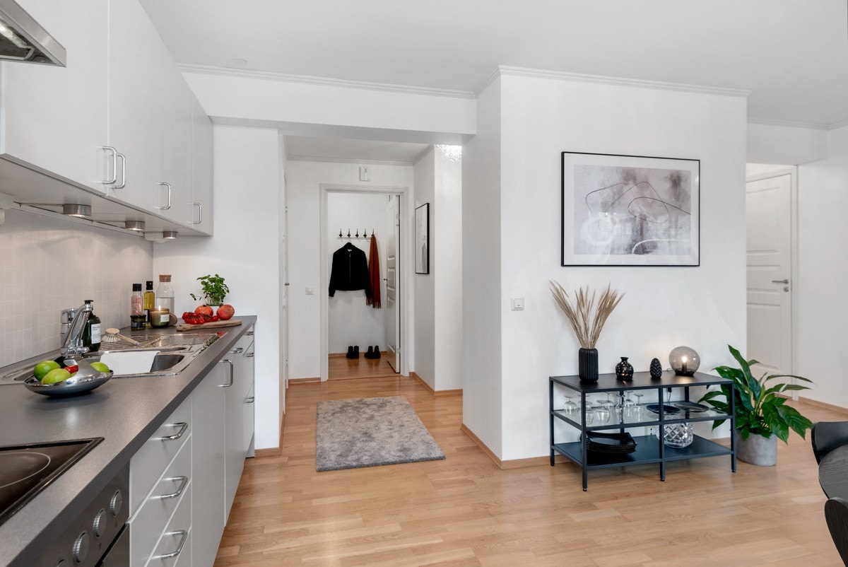 Oppholdsrommene i leiligheten har gyllent, enstavs parkett på gulvene. Galleribilde