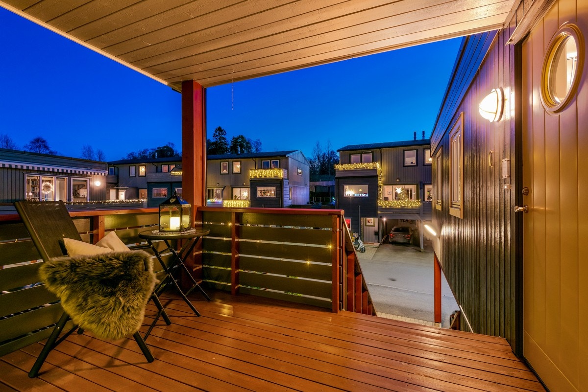 Ved inngangspartiet er det en lun, østvendt velkomstterrasse med overbygg. Galleribilde