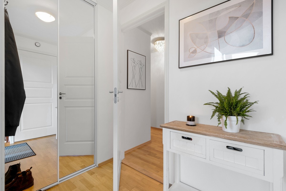 Det er tilsammen 4 skyvedørsgarderober med speilfronter i leiligheten. Galleribilde