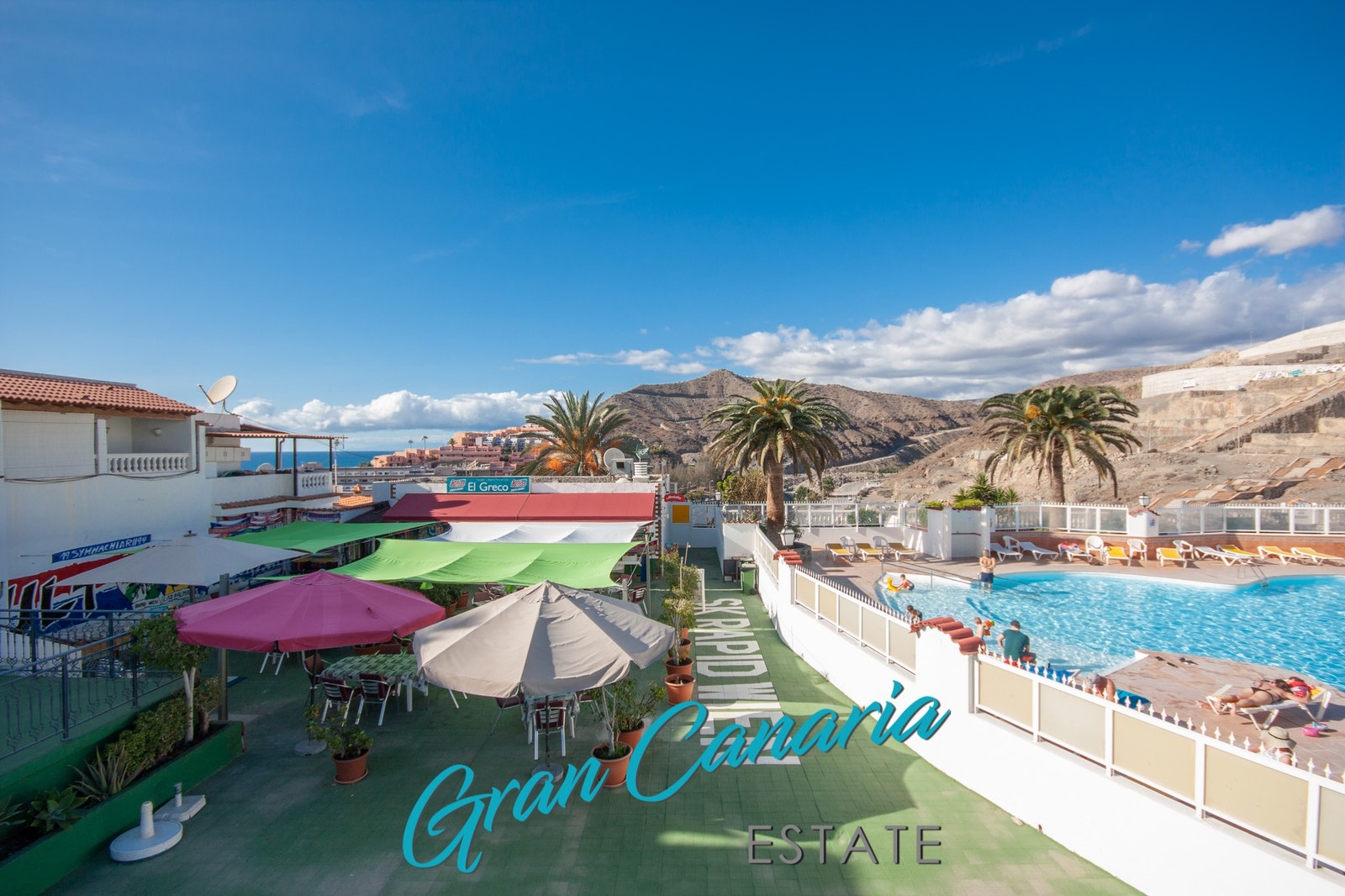 Supermarked og café rett ved bassenget Galleribilde