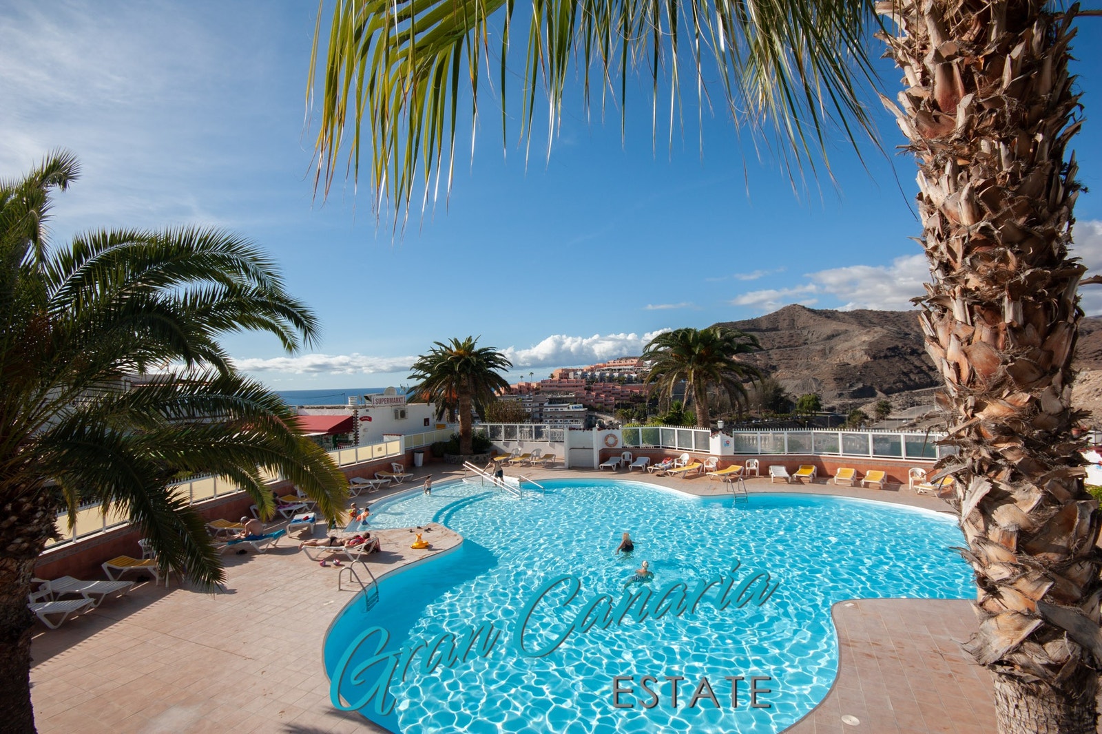 Nyrenovert fellesbasseng nært leiligheten Galleribilde