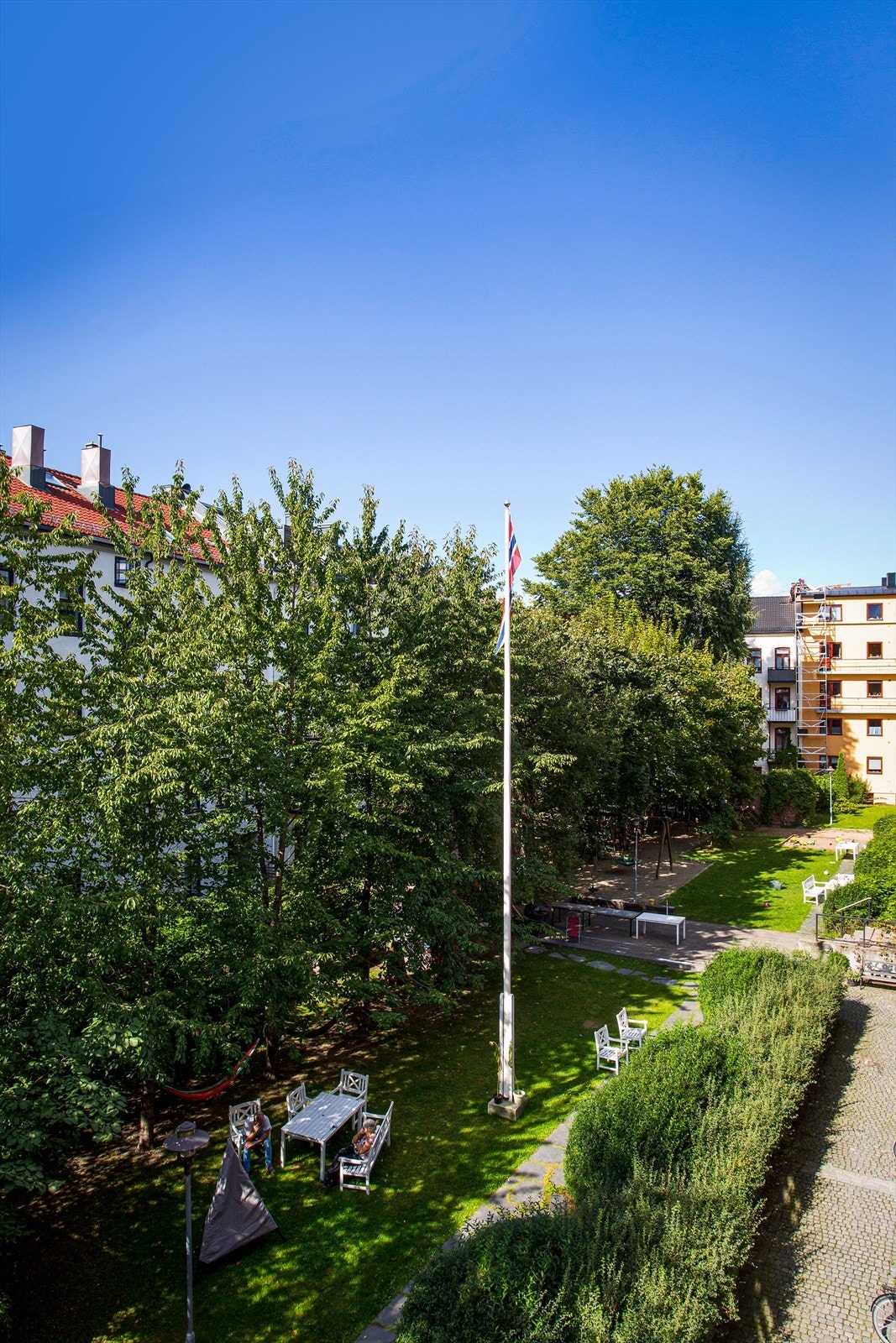 Bakgården blir hyppig brukt av beboerne, små som store. Sveriges gate 15 er kjent for akkurat denne flotte bakgården, og sitt gode naboskap. Galleribilde